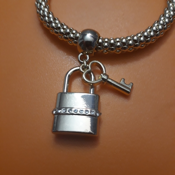 Mary Kay "you hold the key" gold bracelet.NWT - Picture 3 of 4